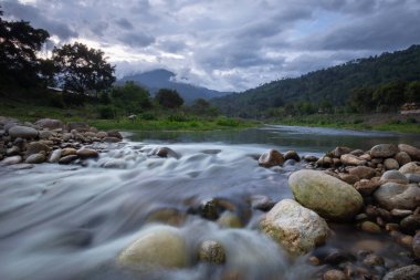 Khiriwong köyünün cazibesi sakinliği, kırsal yaşam deneyimi ve vadinin ortasındaki bir köyün atmosferidir. Nakhon Si Thammarat 'ın akan su sesini dinlerler. 