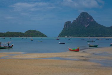 Ao Prachuap 'ın balıkçılarının güzelliği ve yaşam tarzı, üç ünlü koydan biri ve kuzeyden güneye Mueang Bölgesi, Prachuap Khiri Khan' da yer alıyor.