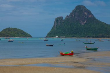 Ao Prachuap 'ın balıkçılarının güzelliği ve yaşam tarzı, üç ünlü koydan biri ve kuzeyden güneye Mueang Bölgesi, Prachuap Khiri Khan' da yer alıyor.