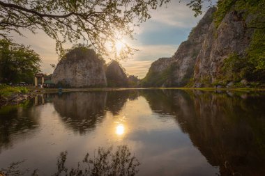 Khao Ngu Taş Parkı, Mueang Bölgesi, Ratchaburi 'de yer almaktadır. Eskiden Tayland 'da önemli bir patlama ve yıkım alanıydı. Ratchaburi Rock Grubu 'nun Permian döneminden kalma küçük bir kireçtaşıdır ve önemli bir turistik ilgi odağı haline gelmiştir.