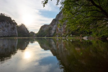 Ratchaburi 'deki Mueang Bölgesi' nde yer alan Khao Ngu Taş Parkı, Ratchaburi Rock Grubu 'nun Permian döneminden kalma küçük bir kireçtaşı olan Tayland' da önemli bir patlama ve yıkım alanıdır.