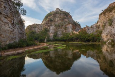 Ratchaburi 'deki Mueang Bölgesi' nde yer alan Khao Ngu Taş Parkı, Ratchaburi Rock Grubu 'nun Permian döneminden kalma küçük bir kireçtaşı olan Tayland' da önemli bir patlama ve yıkım alanıdır.