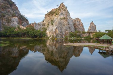 Ratchaburi 'deki Mueang Bölgesi' nde yer alan Khao Ngu Taş Parkı, Ratchaburi Rock Grubu 'nun Permian döneminden kalma küçük bir kireçtaşı olan Tayland' da önemli bir patlama ve yıkım alanıdır.