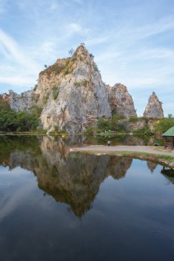 Ratchaburi 'deki Mueang Bölgesi' nde yer alan Khao Ngu Taş Parkı, Ratchaburi Rock Grubu 'nun Permian döneminden kalma küçük bir kireçtaşı olan Tayland' da önemli bir patlama ve yıkım alanıdır.
