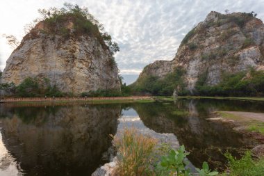 Ratchaburi 'deki Mueang Bölgesi' nde yer alan Khao Ngu Taş Parkı, Ratchaburi Rock Grubu 'nun Permian döneminden kalma küçük bir kireçtaşı olan Tayland' da önemli bir patlama ve yıkım alanıdır.