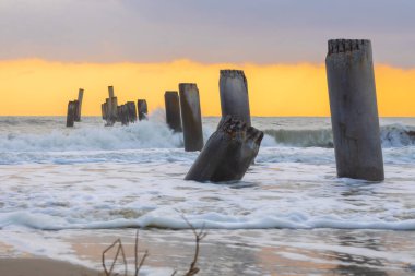  Sao Eang Sahili 'nde güzel bir gündoğumu Cha-Am plajı, Cha-Am plajındaki Phetchaburi Tayland sahilindeki iskelenin eski eğimli sütunlarıyla ünlüdür.