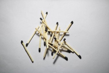 Beyaz arkaplanda eşleşen eşleşmeler