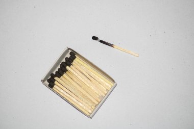 beyaz arkaplanda eşleşmeler ve eşleşmeler