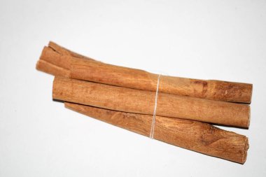 Tarçın çubukları beyaz arkaplanda izole