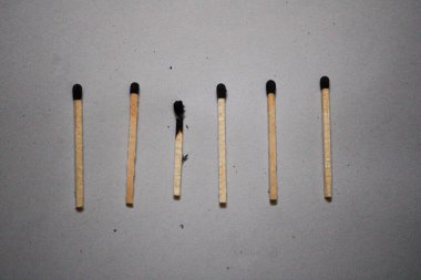 Siyah arkaplanda yanmış eşleşme