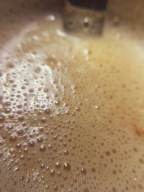 Bir bardak sütü yakın.