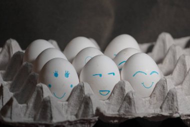 Erkek kılığındaki yumurtaların gülen yüzü. Yumurta şeklinde paskalya yumurtaları. Paskalya yumurtaları. Paskalya tatili