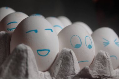 Paskalya yumurtaları yüz şeklinde.