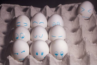 Beyaz bir kutuya boyanmış yumurtalar.