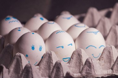 Mavi yumurta kutusunda bir sürü beyaz yumurta var.