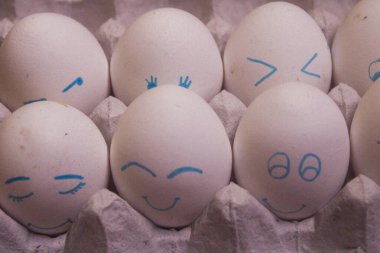 Yumurta şeklinde gülümseyen komik tavuk yumurtaları. Mutlu Paskalyalar