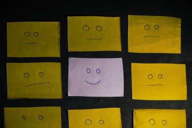 Siyah arkaplanda renkli kağıt notlar.