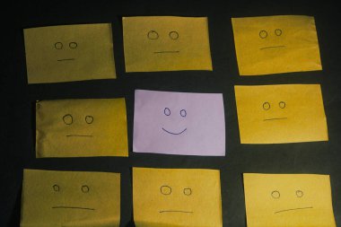 Sarı çıkartmalar ve gülümseme