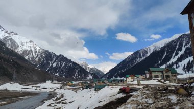 Kafkas köyünün vadisindeki dağların manzarası