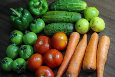 Sebze ve meyve dolu bir masa.