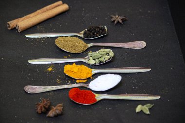 Siyah bir zemin üzerine baharat. Üstten Görünüm.