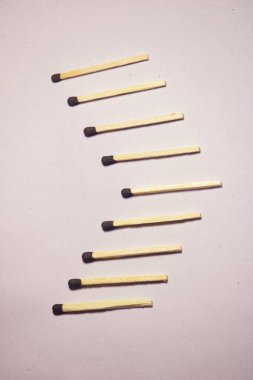 Beyaz arka planda bir sırada eşleşiyor. eşleşme