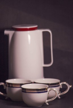 Siyah arkaplanda iki seramik bardak