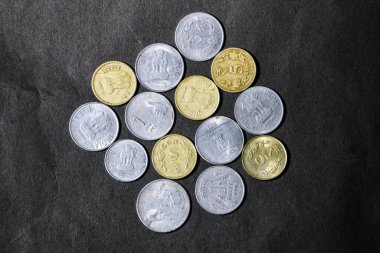 Hindistan para biriminin banknotları sıraya dizildi. Kapat - kapat.