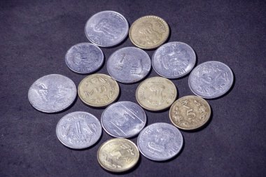 Bir yığın para içinde sikkeler