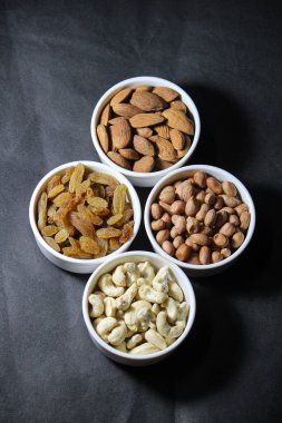 Gri arka planda farklı yemek kaseleri var.