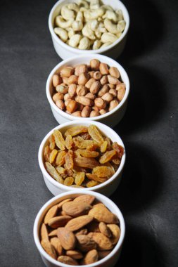 Çeşit çeşit fındık ve kurutulmuş meyve kaseleri, sağlıklı yiyecekler, üst manzara.