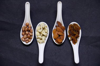 fındık ve kurumuş meyveler siyah arka planda. en üstteki görünüm.