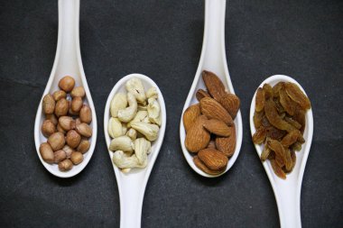 Tahta masadaki fındık ve meyvelerin farklı türleri