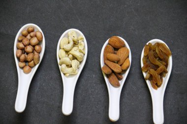 Kaşıkta fındık. Bir paket fındık ve badem. ahşap bir arka planda