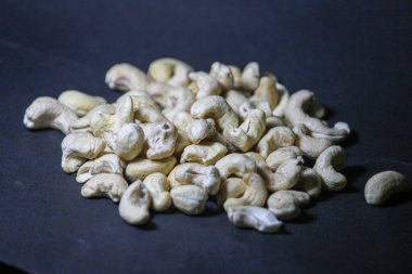 Koyu arkaplanda kurumuş sarımsak yığınını kapat.