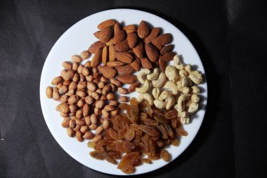 Beyaz bir yüzeyde farklı türde fındık.