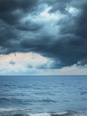 Akşam vakti fırtınalı deniz