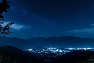 Şehrin gece manzarası.