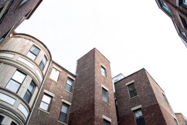 Eski apartmanların çeşitli şekillerde ön cephelerine, yatay görünümlerine aşırı bakış.