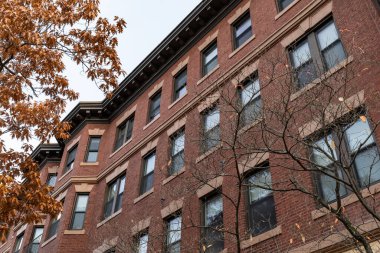 Eski tuğla bir apartmanın güzel mimari detayları, taştan mercek ve ambarlar, temel taşlar, yatay görünüm