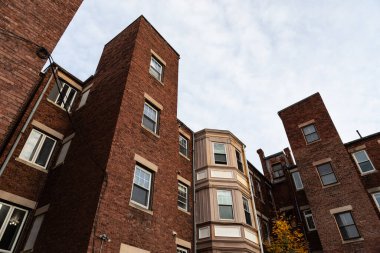 Eski tuğladan apartman binalarının arka manzarası çok çeşitli şekil ve stilleri, yatay görünümü gösteriyor.