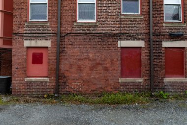 Dümdüz zemin ve ikinci kat manzaralı, eski tuğladan apartmanın arkası, yatay pencereli.