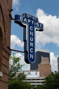 Birmingham Alabama, ABD - 16 Mayıs 2019: 16. Cadde Baptist Kilisesi 'nin dış cephesini bölgedeki diğer binalara bakan bir manzarayla imzalayın