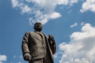 Birmingham Alabama, ABD - 16 Mayıs 2019 Görünüm Martin Luther King Jr. 'ın bronz heykeline parlak mavi gökyüzü, yatay görünüm