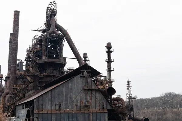 Çelik Üretim Tesisinin Son Görüntüsü Terk Edilmiş Çürümüş Kış Manzarasında Stok Fotoğraf