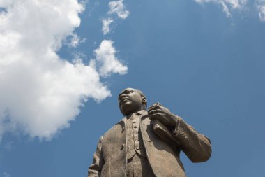 Birmingham Alabama, ABD - 16 Mayıs 2019 Manzara Kelly Ingram Park 'ta Martin Luther King Jr.' ın bronz heykeline bakıyor.
