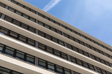 Genel ofis binasının dış görünüşü donuk, üst katmanları mavi ve üst katmanları yatay.