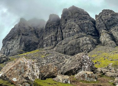 İskoçya 'daki Skye Adası' nda Fırtına Adamı 'nın üzerinde sis akıyor.