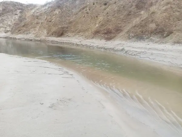 Arka planda nehir ve göl olan güzel bir manzara.