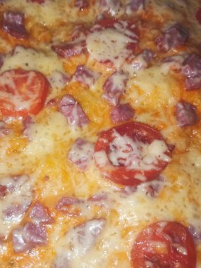 Lezzetli ev yapımı pizzanın kapağını kapatın.